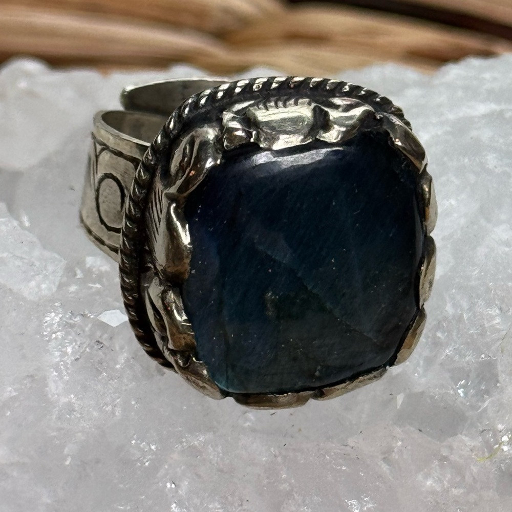 Labradorite adjustable ring or scarf slide. Handcarved. Cowgirl
Core style - Picture 4 of 14